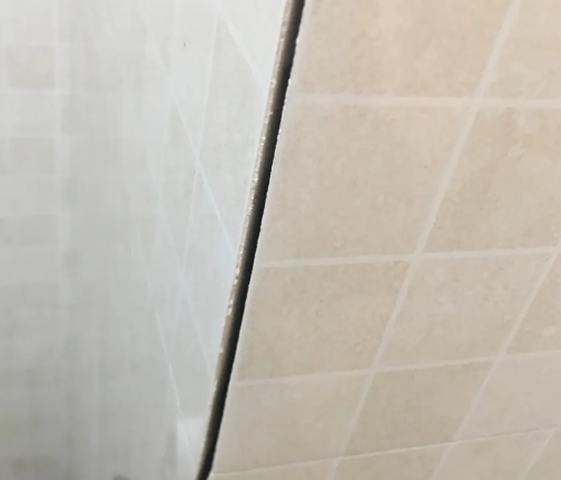 理塘瓷砖空鼓维修公司分享阳台瓷砖脱落的修复过程可以分为以下几个步骤