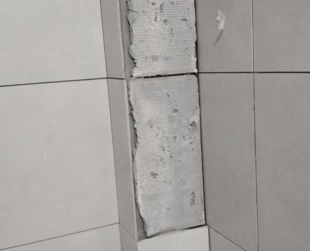 理塘瓷砖空鼓维修公司分享下瓷砖施工前基层浇水润湿程度不足，可能导致以下问题